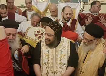 لحظة تاريخية شاهد كنيسة القديسين تستقبل رفات 20 شهيد تفجير ليلة رأس السنة عام 2011