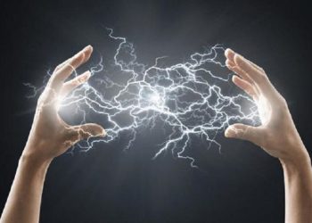 أسباب الشعور باللسعات الكهربائية عند لمس الأشخاص قد تفاجئك