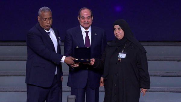رسائل حاسمة من الرئيس السيسي لجموع المصريين أبرزها بناء الدولة وتوفير الدولار أبرزها 2 السيسي يكرم أسر الشهداء