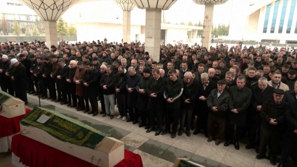 حريق فندق بمدينة بولو يتسبب بوفاة عائلة مكونة من 14 شخص والرئيس أردوغان يحضر صلاة الجنازة 2 أردوغان في جنازة ضحايا حريق فندق بمدينة بولو