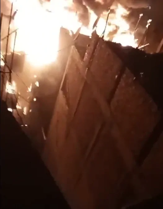 كشف سبب حريق منشية ناصر الهائل بجوار دير سمعان الخراز الدفع بـ20 سيارة إطفاء وفرار السكان من ألسنة اللهب 4 حريق منشية ناصر الهائل