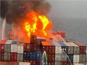 تحمل مواد خطرة إنفجار في سفينة حاويات في البحر الأحمر وإشتعال حريق ضخم 2 حادث إنفجار سفينة حاويات