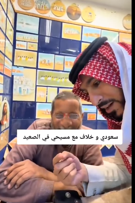 فيديو متداول لشاب خليجي يثير الغضب خلال لقائه صاحب محل مسيحي بمصر يكفر المسيحيين ويرفض تهنئة رأس السنة 4 شاب خليجي يكفر المسيحيين ويرفض تهنئة رأس السنة