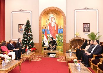 وزير السياحة الأسبق يزور البابا تواضروس ويطلب صلوات قداستة للنجاح فى اليونسكو