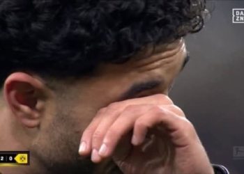 بالأحضان والدموع عمر مرموش في وداع تاريخي لجماهير ولاعبي فرانكفورت