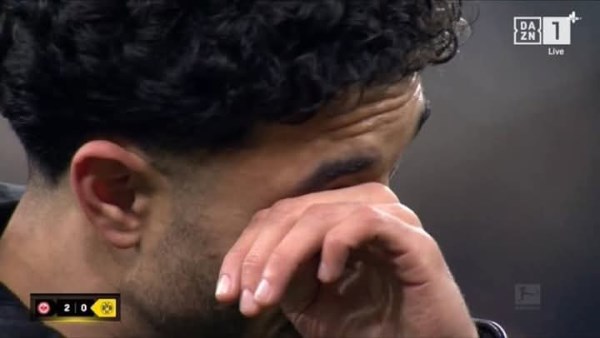 بالأحضان والدموع عمر مرموش في وداع تاريخي لجماهير ولاعبي فرانكفورت 4 Capture 18