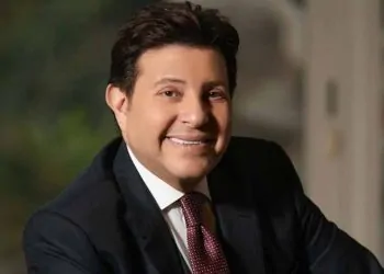 مصدر مقرب من الفنان هاني شاكر يكشف تطورات حالته الصحية بعد الأزمة التي تعرض لها في فرنسا 7 هاني شاكر