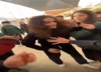 والدة الطالبة المعتدية على زميلتها بـ التجمع تبكي على الهواء اتفضحنا وبنتي فكرت في إنهاء حياتها