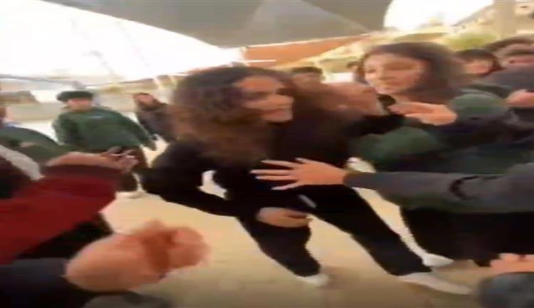 والدة الطالبة المعتدية على زميلتها بـ التجمع تبكي على الهواء اتفضحنا وبنتي فكرت في إنهاء حياتها 1 download 26