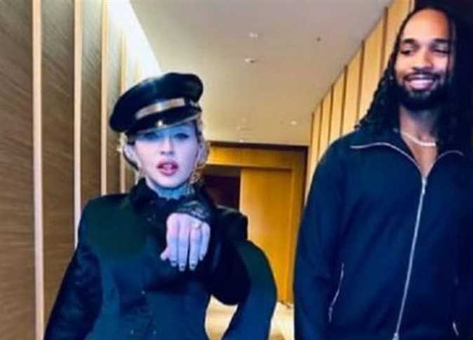 خبر صادم مطربة شهيرة تعلن خطبتها من شاب يصغرها ب 40 سنه 2 مطربة شهيرة تعلن خطبتها من شاب