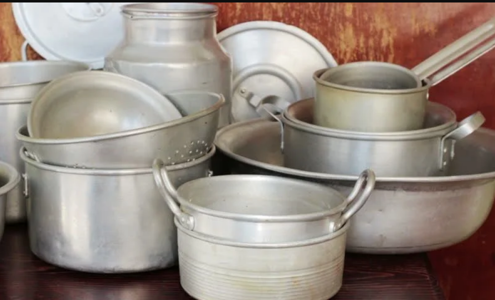 طبيب يكشف مخاطر الطهي الخطيرة في الأواني الألومينيوم ويحذر 2 مخاطر الطهي الخطيرة في الأواني الألومينيوم