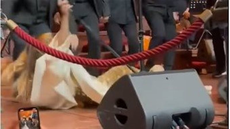 تفاصيل لحظة سقوط نجوى كرم على مسرح بهولندا خلال وصلة رقص 2 سقوط نجوى كرم