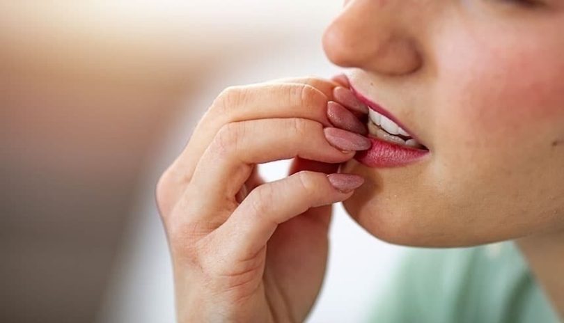احذر قضم الأظافر على الأسنان تأثير خطير على صحتك و طرق للتخلص من هذه عادة 4 قضم الأظافر على الأسنان