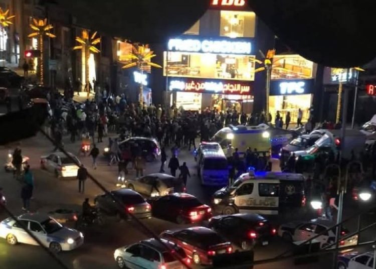 بالصور اقتحام سيارة محل مأكولات في بورسعيد وتصيب شخصين و وفاة قائد السيارة إثر غيبوبة سكر 1 2018 4 8 10 47 37 884 157