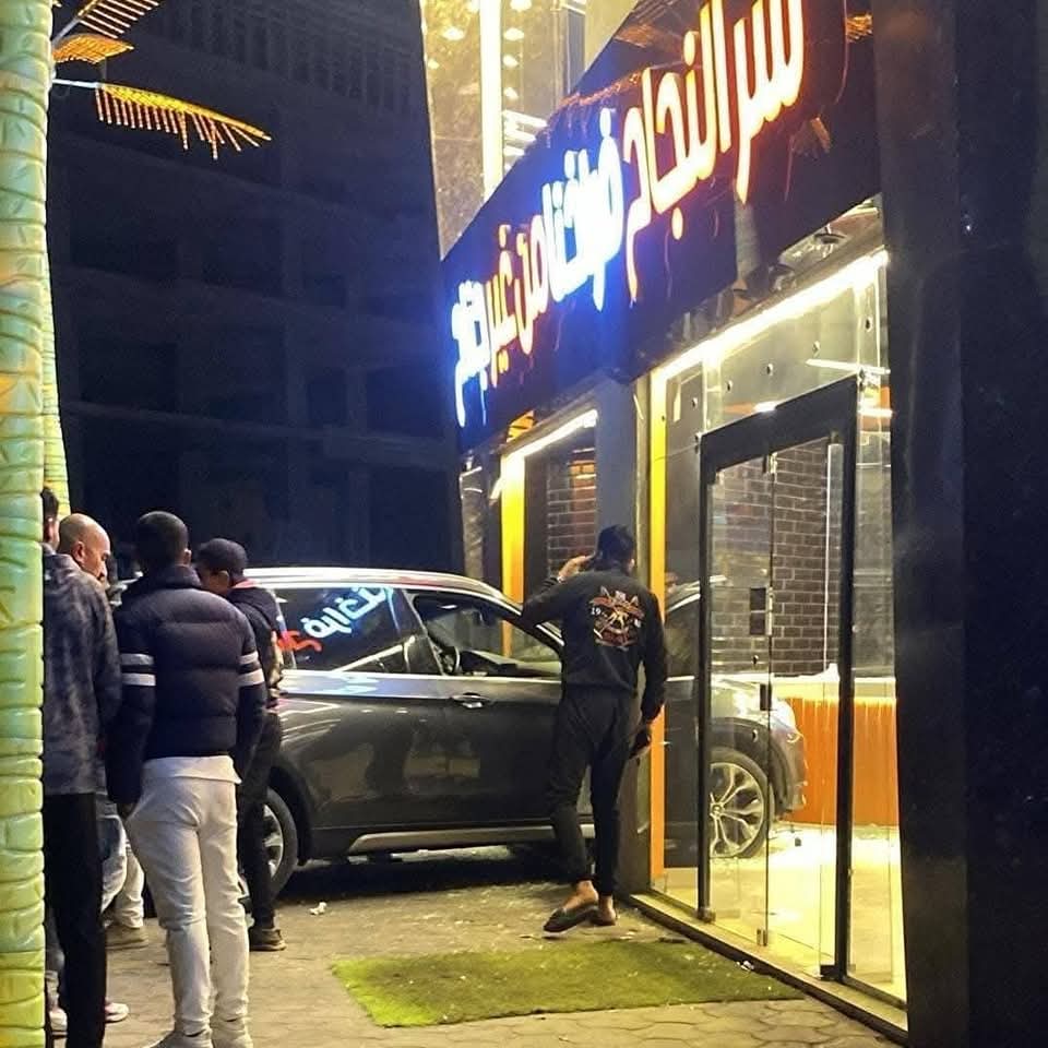 بالصور اقتحام سيارة محل مأكولات في بورسعيد وتصيب شخصين و وفاة قائد السيارة إثر غيبوبة سكر 3 اقتحام سيارة محل مأكولات في بورسعيد
