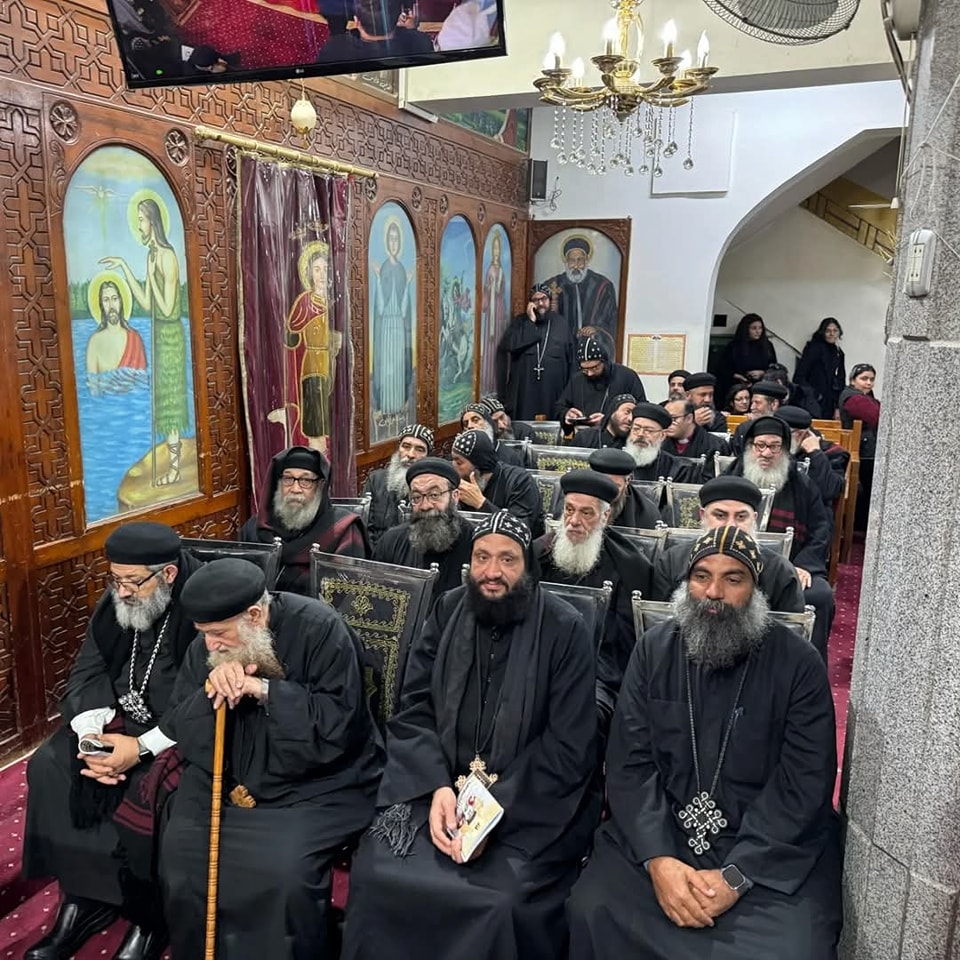 بالصور ديرمواس تستقبل جثمان المطران الأنبا أغابيوس بالدموع 4 إيبارشية ديرمواس تستقبل جثمان المطران الأنبا أغابيوس