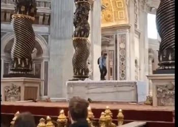 بالفيديو شخص يقتحم مذبح بازيليك سان بيتر بالفاتيكان ويحطم محتوياته