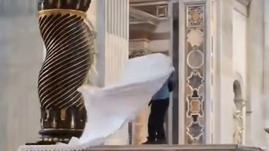 بالفيديو شخص يقتحم مذبح بازيليك سان بيتر بالفاتيكان ويحطم محتوياته 2 مهاجر يهاجم مذبح بازيليك سان بيتر بالفاتيكان