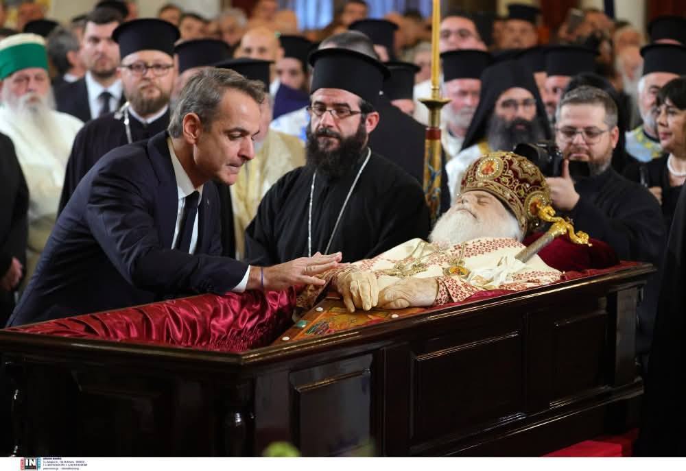 بالصورالشعب الأرثوذكسي يودع رئيس أساقفة ألبانيا أناستاسيوس وسط مشاعر من الحزن والألم 3 جنازة رئيس أساقفة ألبانيا أناستاسيوس