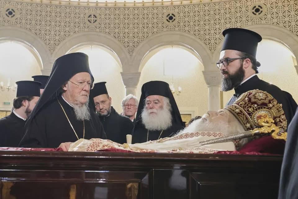 بالصورالشعب الأرثوذكسي يودع رئيس أساقفة ألبانيا أناستاسيوس وسط مشاعر من الحزن والألم 4 جنازة رئيس أساقفة ألبانيا أناستاسيوس