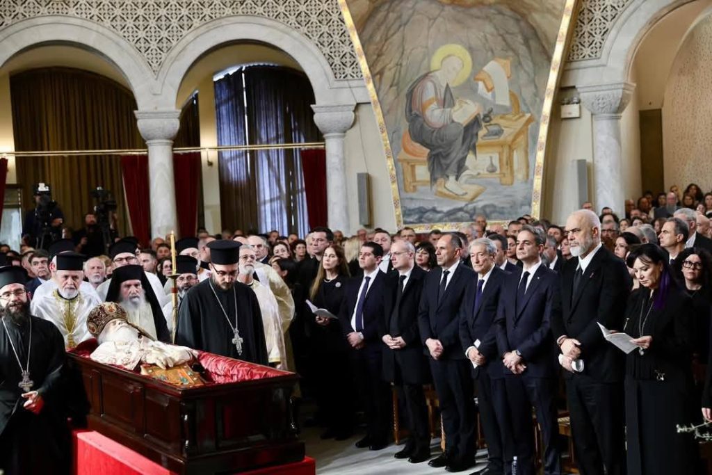 بالصورالشعب الأرثوذكسي يودع رئيس أساقفة ألبانيا أناستاسيوس وسط مشاعر من الحزن والألم 5 جنازة رئيس أساقفة ألبانيا أناستاسيوس