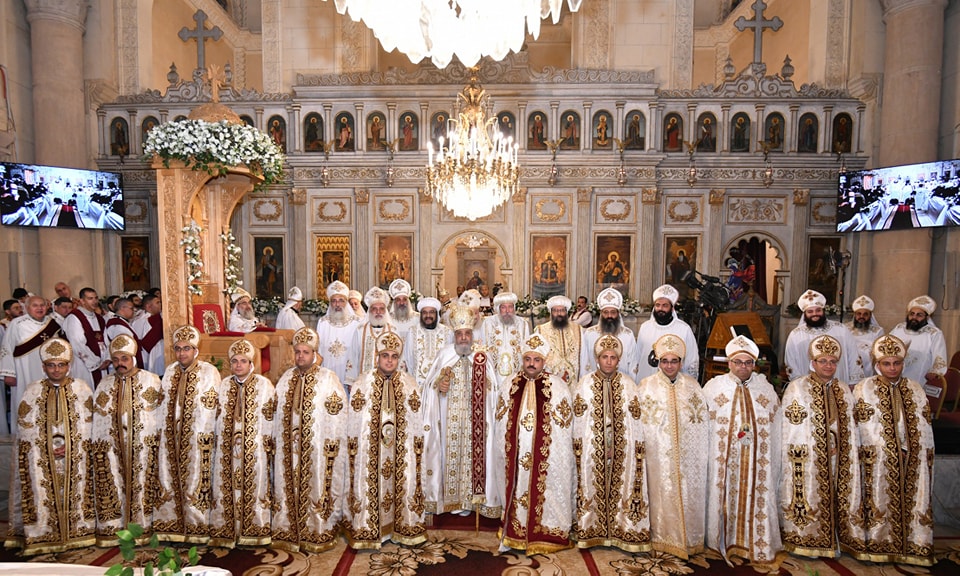 بالصور تفاصيل لقاء البابا تواضروس الثاني برئيس الأكاديمية العربية للعلوم والتكنولوجيا والنقل البحري 4 سيامة ١٢ كاهن لكنائس الإسكندرية بيد قداسة البابا