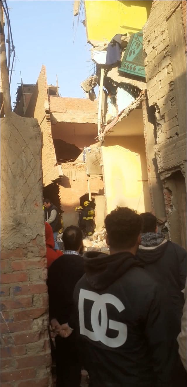 بالصور انهيار عقار كرداسة بالجيزة وضحايا أسفل الأنقاض وانتشال متوفين ومصابين 3 انهيار عقار كرداسة