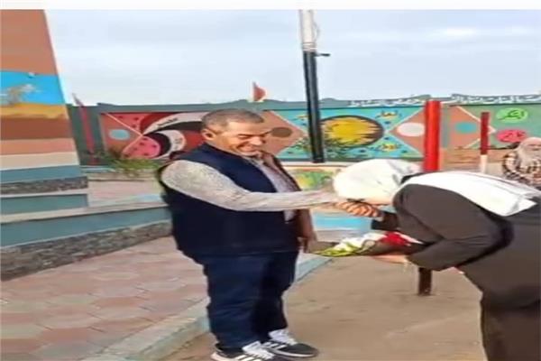 قرار عاجل من التعليم على واقعة تقديم باقة ورد وتقبيل يد الزوج بطابور مدرسة 2 قرار التعليم