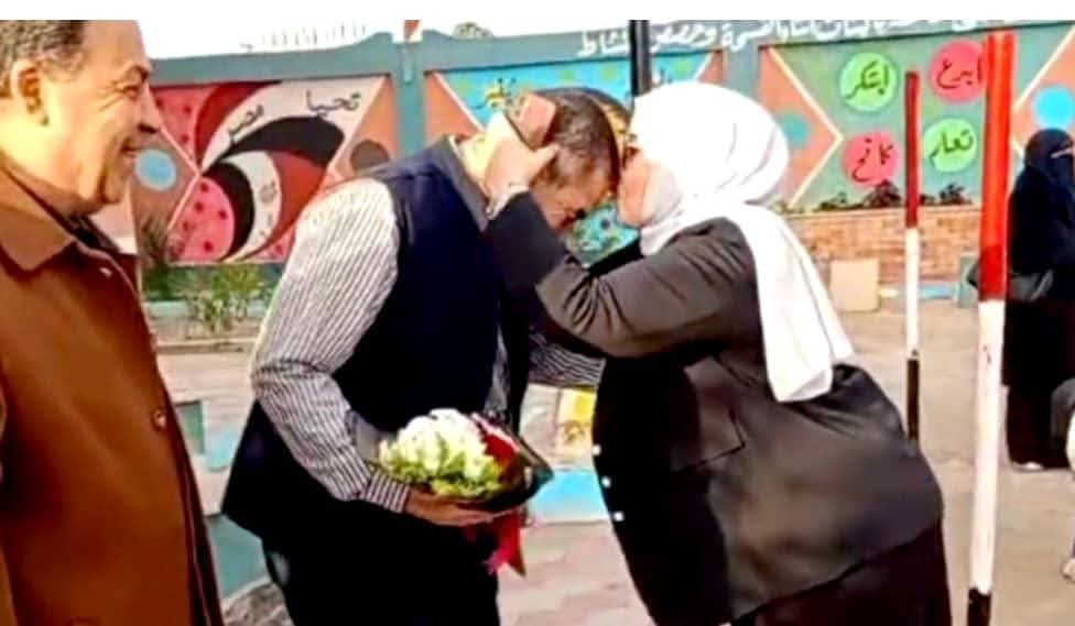 قرار عاجل من التعليم على واقعة تقديم باقة ورد وتقبيل يد الزوج بطابور مدرسة 3 859 19