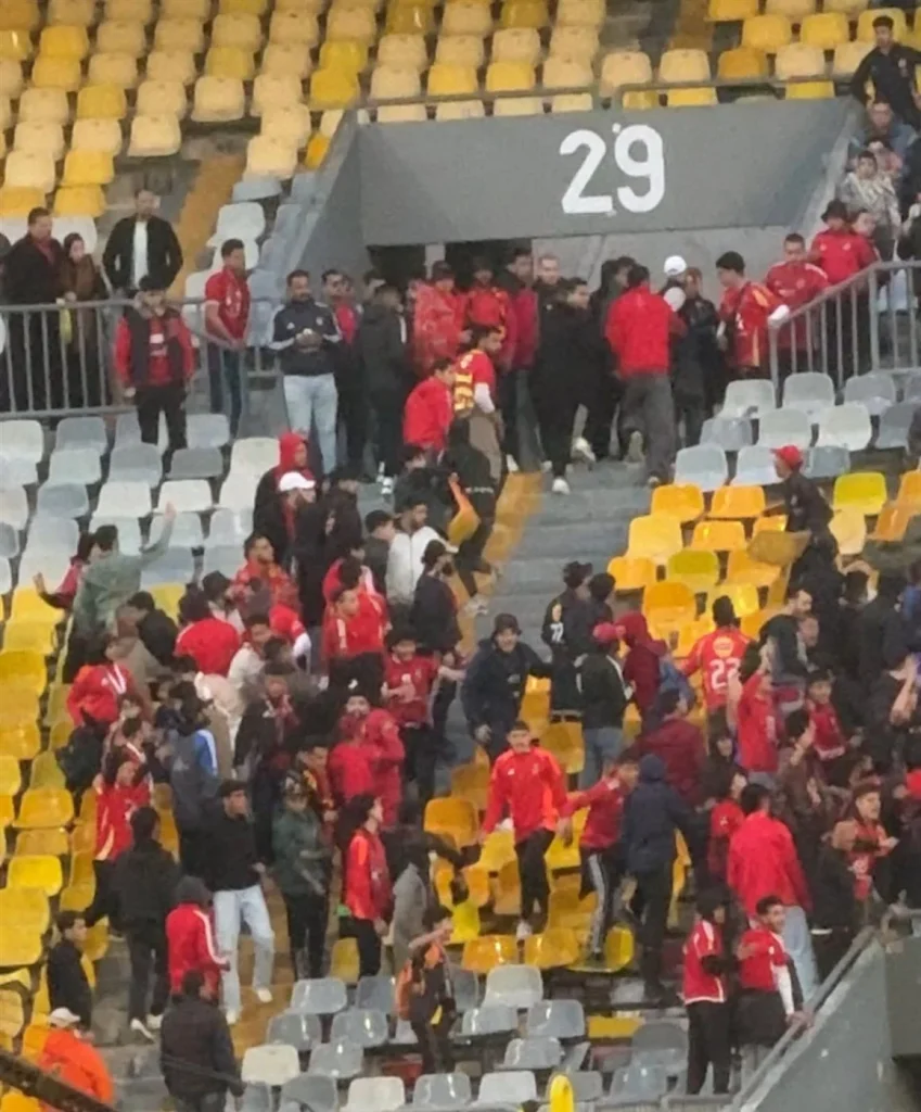 بالفيديو مشاجرة بين جماهير نادي الأهلي في المدرجات بعد مباراة حرس الحدود 2 مشاجرة جماهير نادي الأهلي