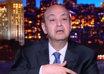 اللبس بتاعه بخطين حمر عمرو أديب يرد على زاهي حواس أحمس كان زملكاوي