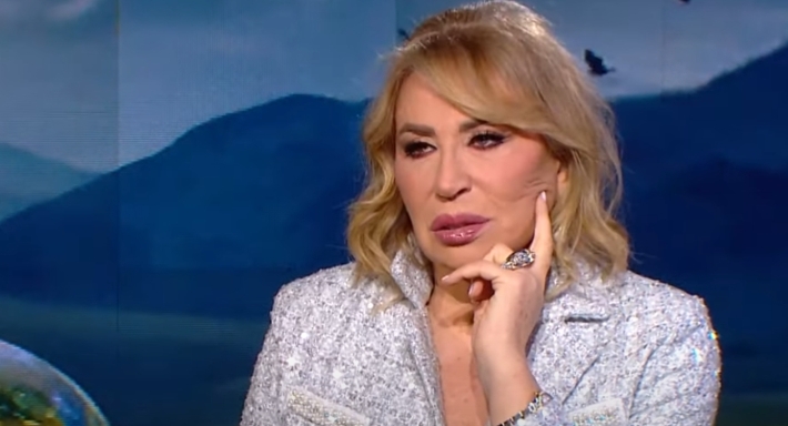 المخرجة إيناس الدغيدي تكشف حقيقة حصولها على حقنة ب2 مليون جنيه كل 6 شهور 2 المخرجة إيناس الدغيدي