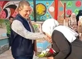 قرار عاجل من التعليم على واقعة تقديم باقة ورد وتقبيل يد الزوج بطابور مدرسة