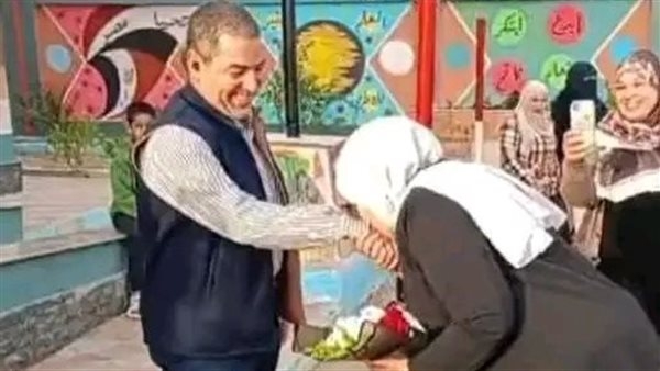 قرار عاجل من التعليم على واقعة تقديم باقة ورد وتقبيل يد الزوج بطابور مدرسة 1 الزقازيق4 1 3