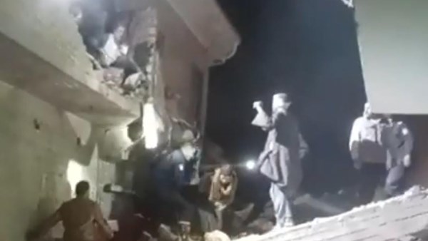 عاجل بالصور إنهيار عقار والبحث عن 3 أسر تحت الأنقاض 2 تفاصيل حادث إنهيار عقار