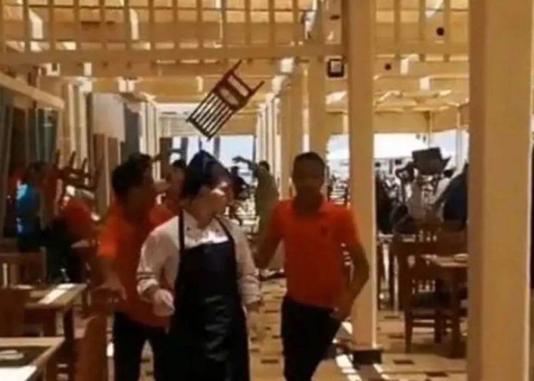 واقعة مأساوية داخل مول شهير بأكتوبر شجار بالزيت المغلي يتحول إلى فاجعة بحروق خطيرة 1 مشاجرة