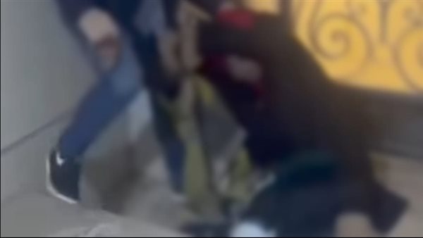 فيديو يهز السوشيال ميديا طبيب متهم بالاعتداء على سيدة مسنة داخل مدخل عقار والداخلية تتدخل 4 طبيب متهم بالاعتداء على سيدة مسنة
