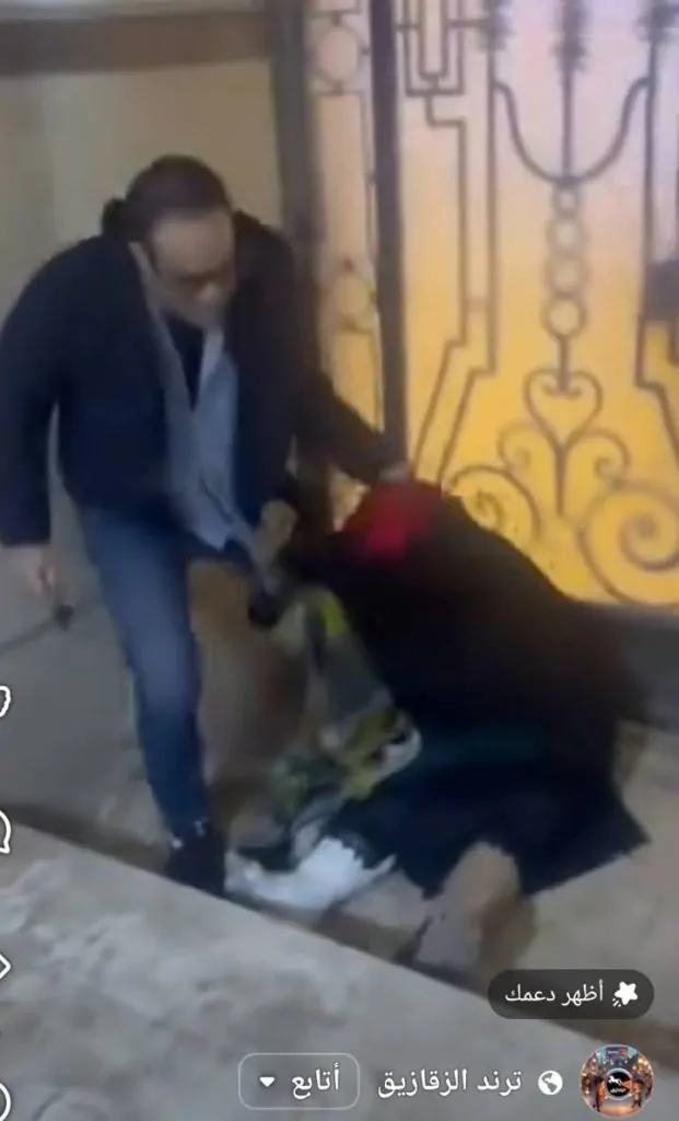 فيديو يهز السوشيال ميديا طبيب متهم بالاعتداء على سيدة مسنة داخل مدخل عقار والداخلية تتدخل 2 طبيب متهم بالاعتداء على سيدة مسنة