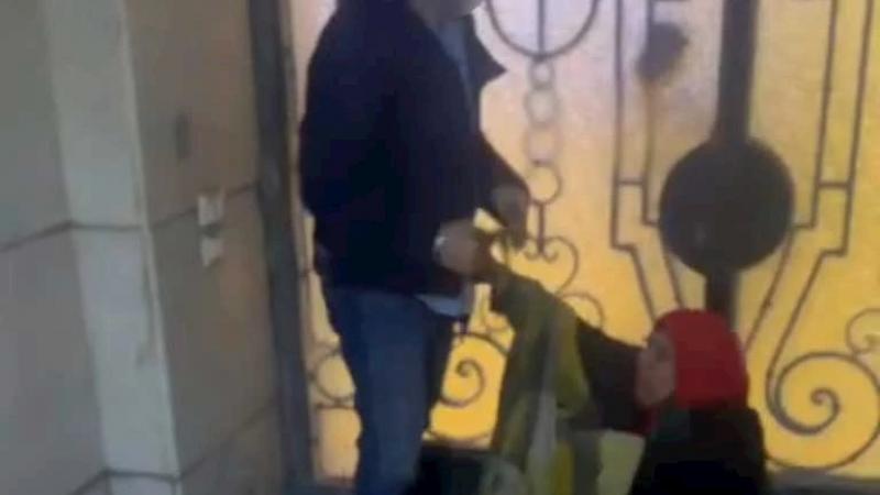 فيديو يهز السوشيال ميديا طبيب متهم بالاعتداء على سيدة مسنة داخل مدخل عقار والداخلية تتدخل 3 طبيب متهم بالاعتداء على سيدة مسنة