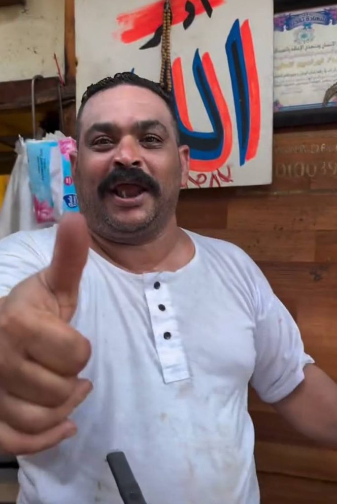 صورة لملك السمين إبراهيم الطوخي بوزن نحيف من داخل المستشفى قبل رحيله 4 إبراهيم الطوخي بوزن نحيف