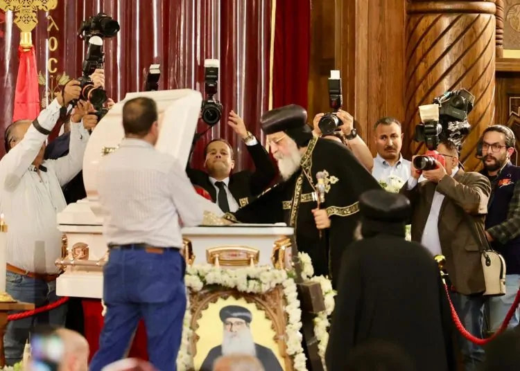 بالصور البابا تواضروس يبكي أثناء صلوات تجنيز على الأنبا باخوميوس 1 الكنيسة القبطية تعلن عن تنظيم استقبال المعزيين
