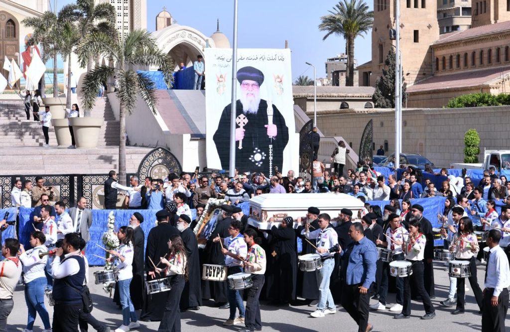 لقطات مؤثرة من صلاة جناز الأنبا باخوميوس بطريرك لم يحمل رقما 5 صلاة جناز الأنبا باخوميوس