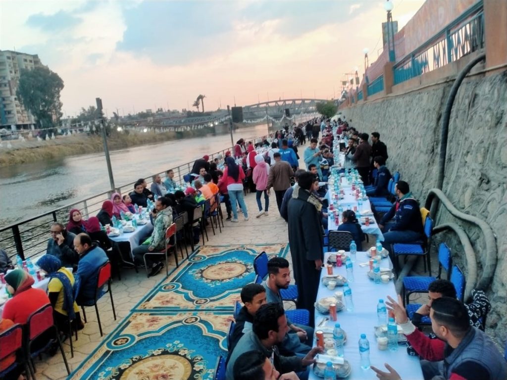 بالصور الأنبا يوأنس أسقف أسيوط يشارك في حفل إفطار جماعي بحضور محافظ أسيوط 4 الأنبا يوأنس أسقف أسيوط يشارك في حفل إفطار