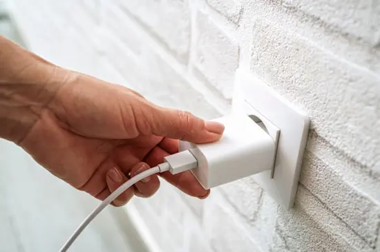 مخاطر ترك شاحن الهاتف بالكهرباء بعد اندلاع حريق في شقة بأسيوط 3 مخاطر ترك شاحن الهاتف بالكهرباء