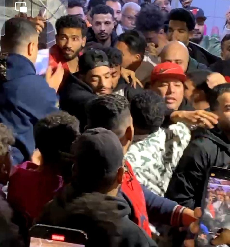 بالصور الشرطة تتدخل لإنقاذ الفنان أحمد العوضي بمنطقة إمبابة فوضى وصراخ واشتباكات 2 الفنان أحمد العوضي