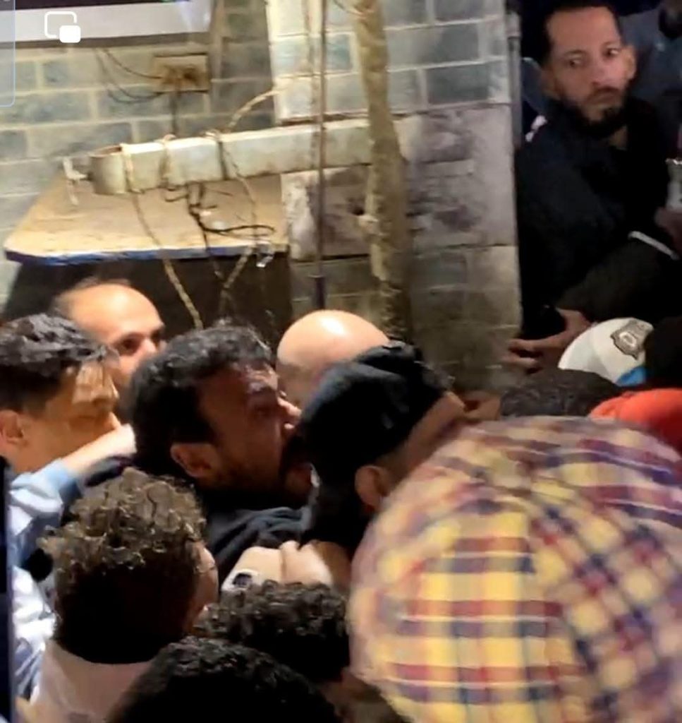 بالصور الشرطة تتدخل لإنقاذ الفنان أحمد العوضي بمنطقة إمبابة فوضى وصراخ واشتباكات 3 الفنان أحمد العوضي