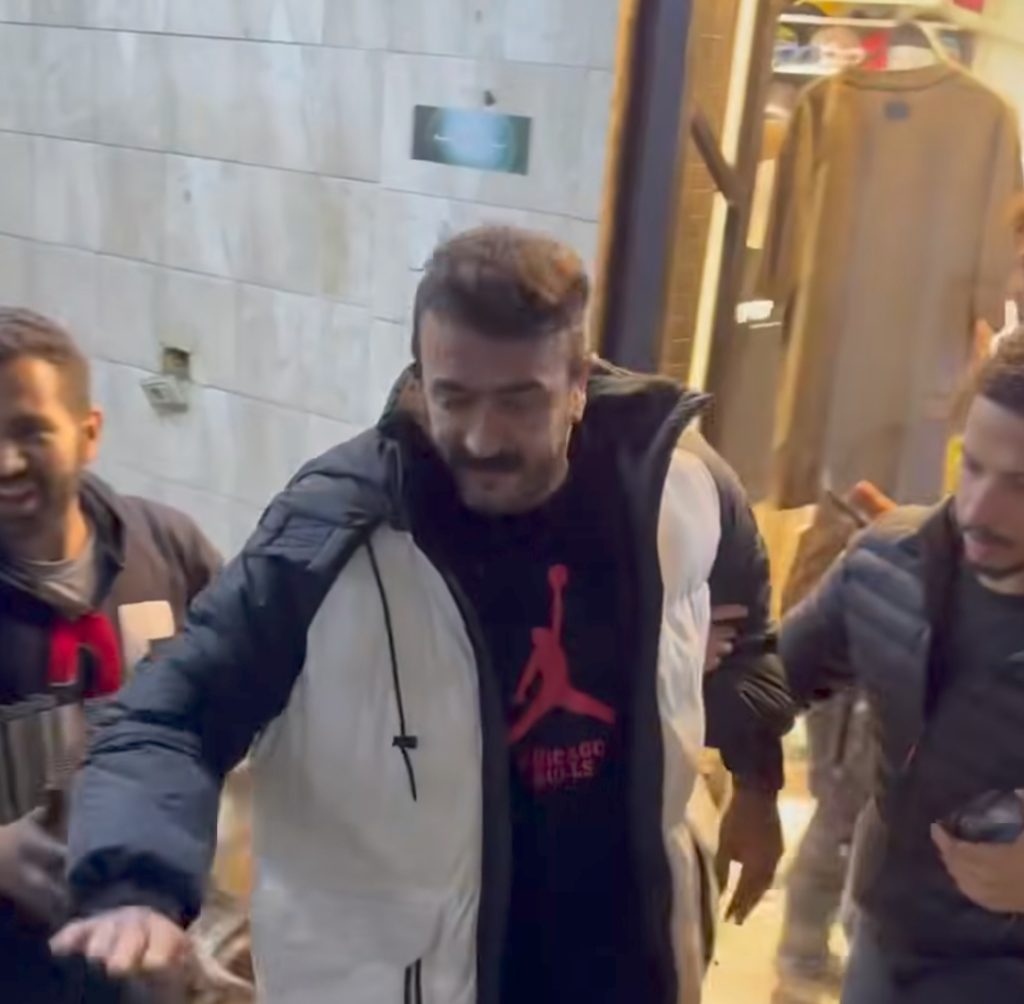بالصور الشرطة تتدخل لإنقاذ الفنان أحمد العوضي بمنطقة إمبابة فوضى وصراخ واشتباكات 4 الفنان أحمد العوضي