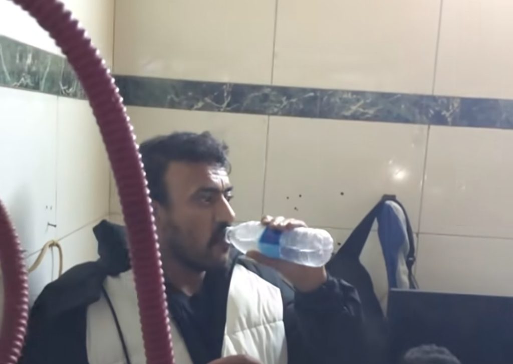 بالصور الشرطة تتدخل لإنقاذ الفنان أحمد العوضي بمنطقة إمبابة فوضى وصراخ واشتباكات 5 الفنان أحمد العوضي