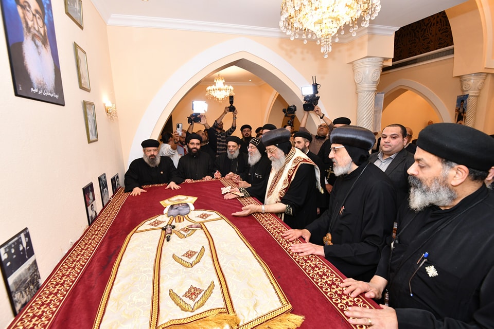 بالصور البابا تواضروس الثاني يشهد الاحتفال باليوبيل الذهبي لنياحة القمص ميخائيل إبراهيم 3 البابا تواضروس الثاني يطيب جسد القمص ميخائيل إبراهيم
