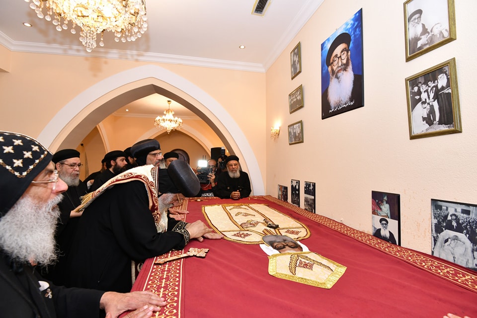 بالصور البابا تواضروس الثاني يشهد الاحتفال باليوبيل الذهبي لنياحة القمص ميخائيل إبراهيم 4 البابا تواضروس الثاني يطيب جسد القمص ميخائيل إبراهيم